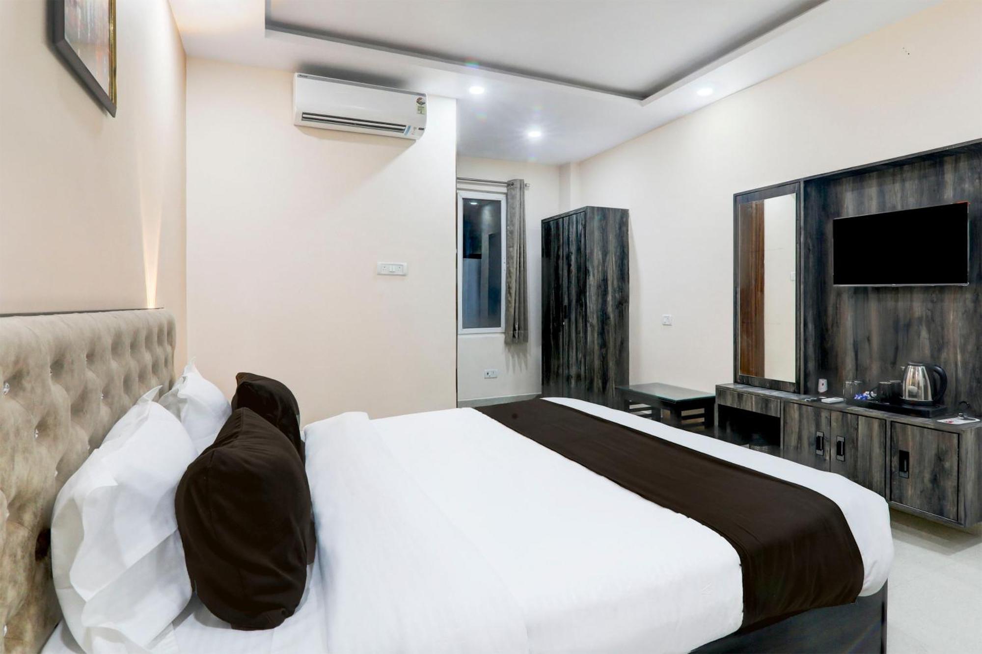 Super Townhouse Gls International Hotel Lucknow Bagian luar foto