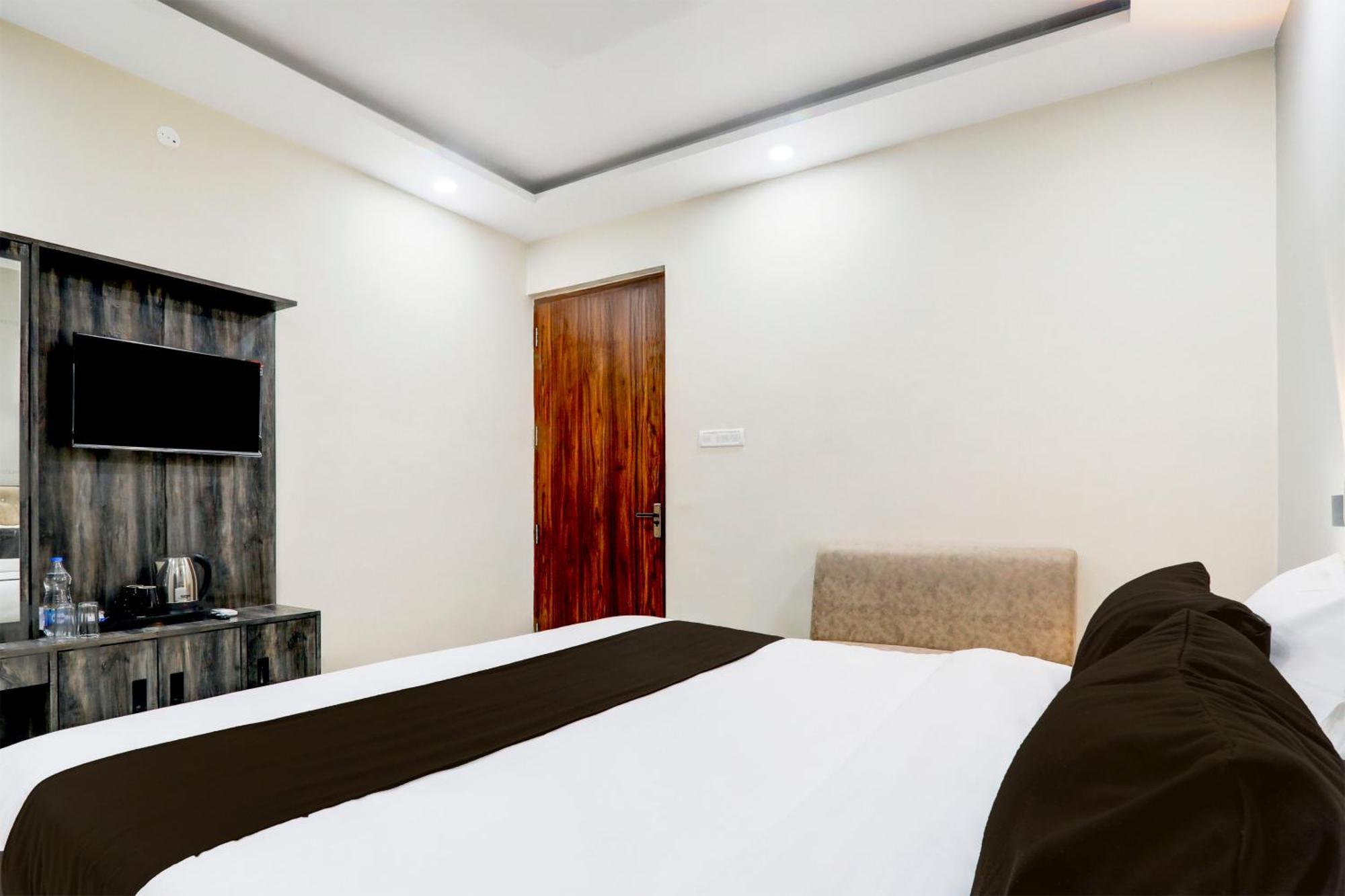 Super Townhouse Gls International Hotel Lucknow Bagian luar foto