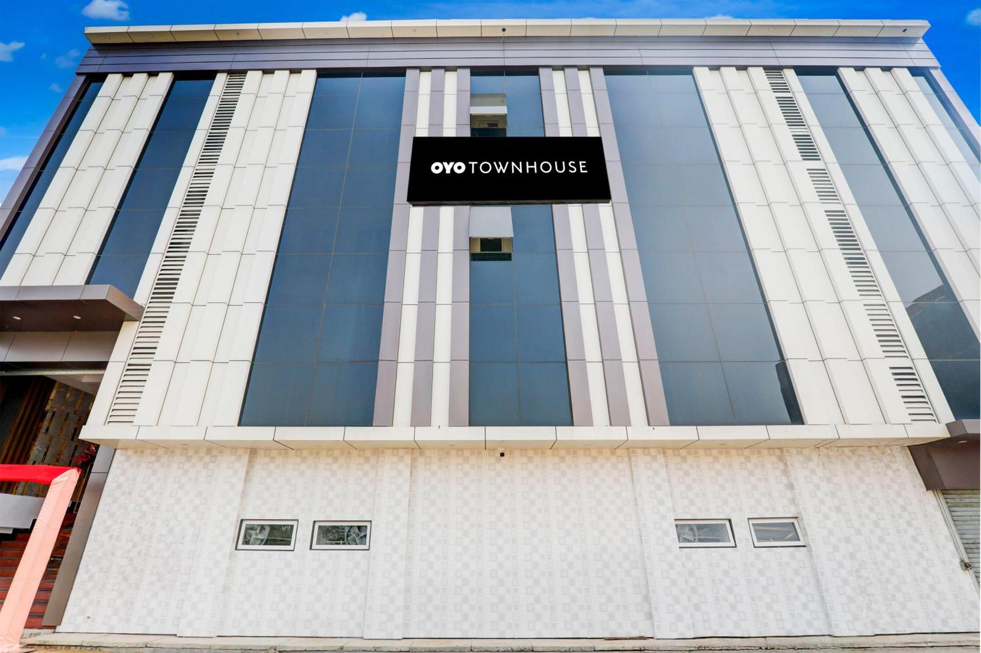 Super Townhouse Gls International Hotel Lucknow Bagian luar foto