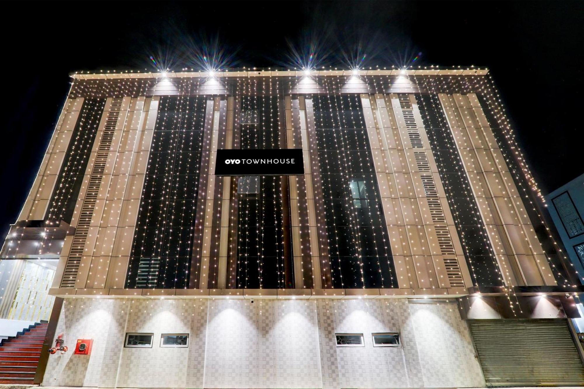 Super Townhouse Gls International Hotel Lucknow Bagian luar foto