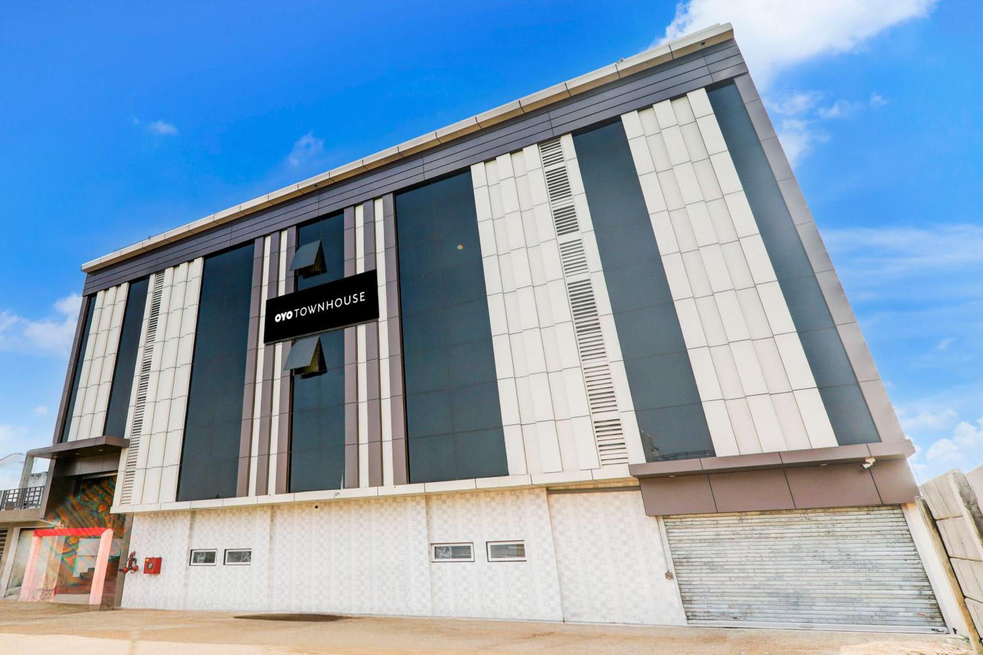 Super Townhouse Gls International Hotel Lucknow Bagian luar foto