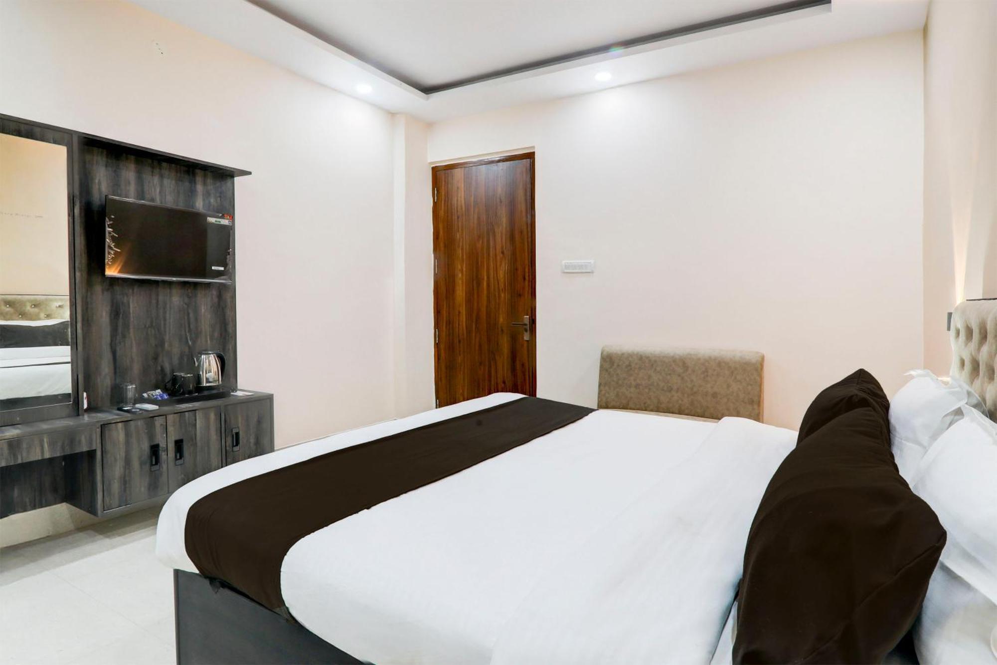 Super Townhouse Gls International Hotel Lucknow Bagian luar foto